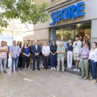Els periodistes del Grup SEGRE, amb el president Robert Serentill, davant la redacció del diari. - JORDI ECHEVARRIA