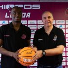 Caleb Agada, amb el director esportiu, Joaquín Prado, ahir en la presentació. - FORÇA LLEIDA