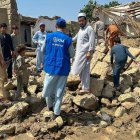 Persones afectades pel terratrèmol a l’Afganistan, que ha destrossat llogarets sencers. - EFE