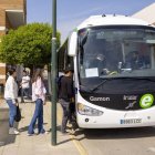 Usuaris de Torrefarrera agafant el bus a Lleida.