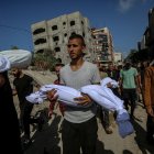 Palestins transporten cossos de víctimes a la ciutat de Gaza. - EUROPA PRESS