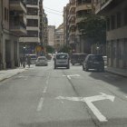 Tram del carrer Comtes d’Urgell amb tres carrils, on se n’eliminarà un per ampliar les voreres. - JORDI ECHEVARRIA