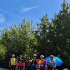 Riba, aixecant el polze, al costat d’un grup que el va acompanyar en l’inici del repte.