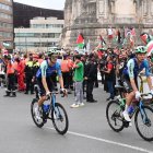 Bilbao es va omplir de manifestants propalestins que van aturar la prova en un parell d’ocasions. - EUROPA PRESS