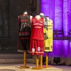 Autoritats, jugadors i tècnics i els principals patrocinadors de l’Hiopos Lleida, ahir a la Seu Vella juntament amb les noves equipacions. - JAVI ENJUANES