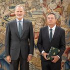 El rei Felip VI al costat del fiscal general, Álvaro García Ortiz, al Palau de la Zarzuela. - EUROPA PRESS