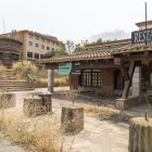 El restaurant a la venda al costat de Masia Salat, al fons, està ple de vegetació i molt degradat. - PAU PASCUAL PRAT