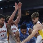 Els Hernangómez i Parra proven de parar Antetokounmpo. - EFE