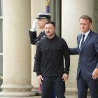 Emmanuel Macron rep Volodímir Zelenski a París. - EUROPA PRESS