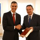 Pedro Sánchez rep la Memòria de la Fiscalia per part d’Álvaro García Ortiz. - ACN