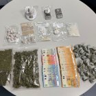 La droga i els diners decomissats pels agents al domicili del detingut. - MOSSOS D’ESQUADRA