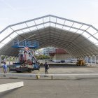 Els treballs de muntatge de la gran carpa a la Fira de Lleida. - JORDI ECHEVARRIA