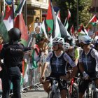 Ciclistes observen les protestes, ahir a la sortida de l’etapa. - EFE
