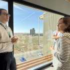 La consellera de Territori, Sílvia Paneque, visitant la residència de pilots en formació de l'aeroport de Lleida-Alguaire.