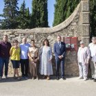 Familiars de Julio Lizana i autoritats, al costat de la placa que es va descobrir ahir a Claravalls. - LAIA PEDRÓS