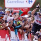 Soler, amb el dit al cel en els últims metres abans de la meta. - EFE/JAVIER LIZON