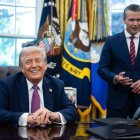 Trump, al costat de Hegseth després d’oficialitzar el canvi del nom del departament de Defensa. - EFE