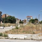 El solar on es trobava el grup acumula ara matolls i brutícia. - SEGRE
