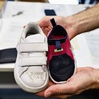 Sabates de nadó oblidades en un autobús urbà. - MAGDALENA ALTISENT