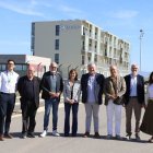 La consellera de Territori, Sílvia Paneque (centre), davant de la residència d’estudiants amb els responsables de l’aeroport i alcaldes. - MAGDALENA ALTISENT