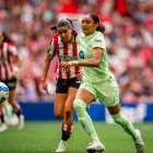 Vicky López disputa una pilota amb una jugadora de l’Athletic. - GERMAN PARGA-FC BARCELONA