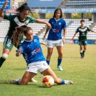 Noe protegint una pilota davant la pressió de l’atacant rival Lezcano. - PAU PASCUAL