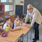 Larrosa, en un moment de la visita a l'escola Santa Maria de Gardeny.