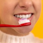Una persona cepillándose los dientes.