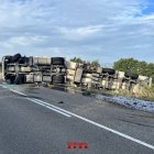 Aparatosa bolcada d’un camió a la carretera C-1412b a Isona - BOMBERS
