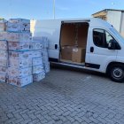 Imatge de la furgoneta que van utilitzar els lladres i de la caixes amb els ventiladors de sostre. - MOSSOS D’ESQUADRA