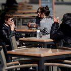 Imatge d’arxiu de dos dones fumant a la terrassa d’un bar. - EFE