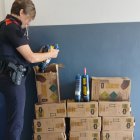 Caixes plenes de pots d'òxid nitrós intervingudes pels Mossos d'Esquadra a Bellpuig.