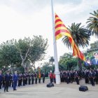 El moment en què s’hissava la gran senyera davant del Parlament. - EFE