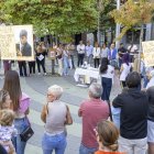 La plaça Ricard Viñes de Lleida va acollir ahir l’acte del Dia per a la Prevenció del Suïcidi amb familiars d’afectats. - JORDI ECHEVARRIA