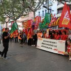 Ramon Moreno i Pere Sánchez es dirigeixen als concentrats davant de la seu de la Coell a Lleida. - AMADO FORROLLA