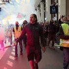 Manifestants amb bengales i banderes a l’estació de Lió exigint la dimissió de Macron. - EUROPA PRESS
