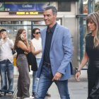 Pedro Sánchez i Begoña Gómez, en la preestrena d’‘El cautivo’. - EFE