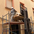 Moment de la col·locació de l’escut nobiliari a la façana d’on va ser extret. - AJUNTAMENT DE FRAGA