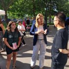 La tinenta d’alcalde Begoña Iglesias i una tècnica d’Ecostudi expliquen el servei a un hostaler. - SCD