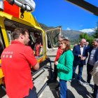 La consellera de Territori, Sílvia Paneque, ahir visitant l’heliport de Tírvia. - TERRITORI