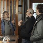 Eduard Fernández conversa amb Jorge i Alberto Sánchez-Cabezudo. - BÁRBARA SÁNCHEZ PALOMERO