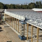 Dos operaris col·locant làmines metàl·liques ahir a primera hora de la tarda. - AMADO FORROLLA