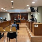 L’acusat, d’esquena, durant el judici que es va celebrar el 26 de juny del 2024 a l’Audiència de Lleida. - SEGRE