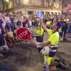 El muntatge inaugural de la 45 Fira de Teatre al Carrer de Tàrrega va buscar la implicació de la ciutat, amb la participació de 350 voluntaris.
