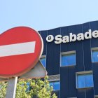Un cartell de direcció contrària davant la seu del Banc Sabadell a Sant Cugat del Vallès.