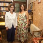 La consellera Sònia Hernández amb l’alcaldessa, Alba Pijuan, a la casa familiar de Manuel de Pedrolo. - LAIA PEDRÓS/SEGRE