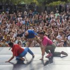 La dansa contemporània de la companyia Elelei va concentrar l’atenció del nombrós públic que va abarrotar ahir a la tarda la plaça de les Nacions. - LAIA PEDRÓS/SEGRE