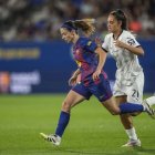Aitana Bonmatí porta la pilota davant d’una jugadora del Dux. - EFE/ ENRIC FONTCUBERTA