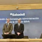 César González-Bueno i Josep Oliu, ahir després del consell. - EUROPA PRESS