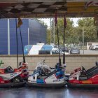 Imatge dels autos de xoc en primer pla i, just darrere, la comissaria dels Mossos. - LAIA PEDRÓS